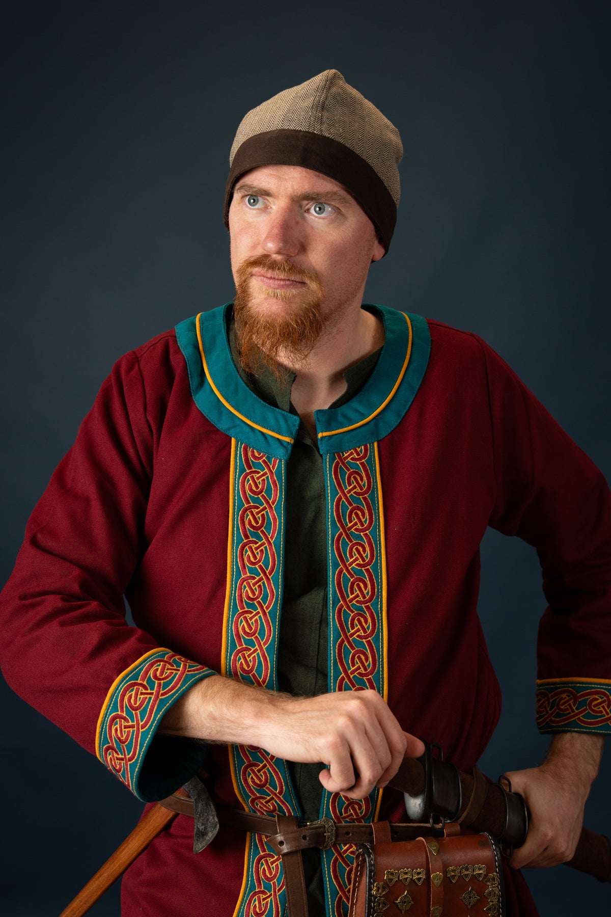 Broderad vikingakaftan, röd blå