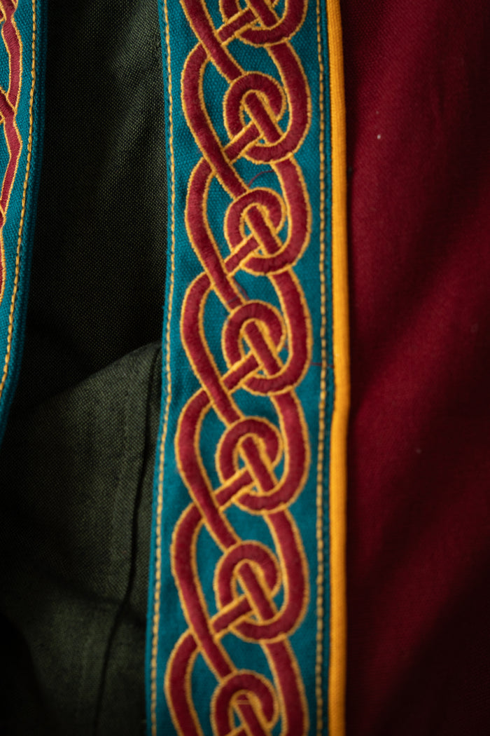 Broderad vikingakaftan, röd blå