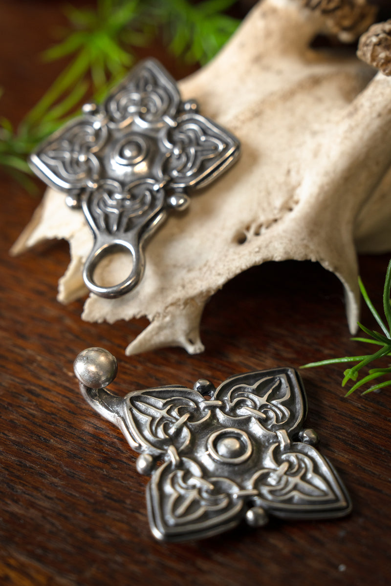 Zapięcie kaftanu Rusvik, posrebrzane, zamak