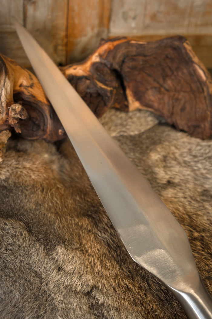 Hasta romana, lama, semi-affilata