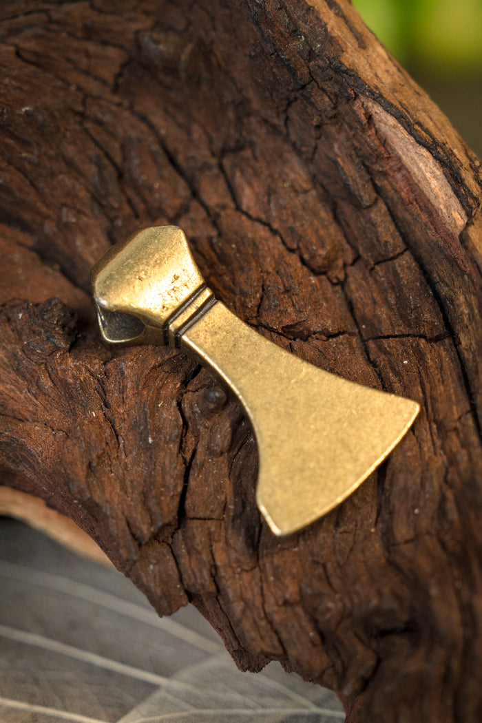 Wikińska ozdoba topora brodowego, mosiądz, zamak