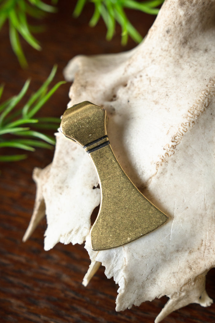 Wikińska ozdoba topora brodowego, mosiądz, zamak