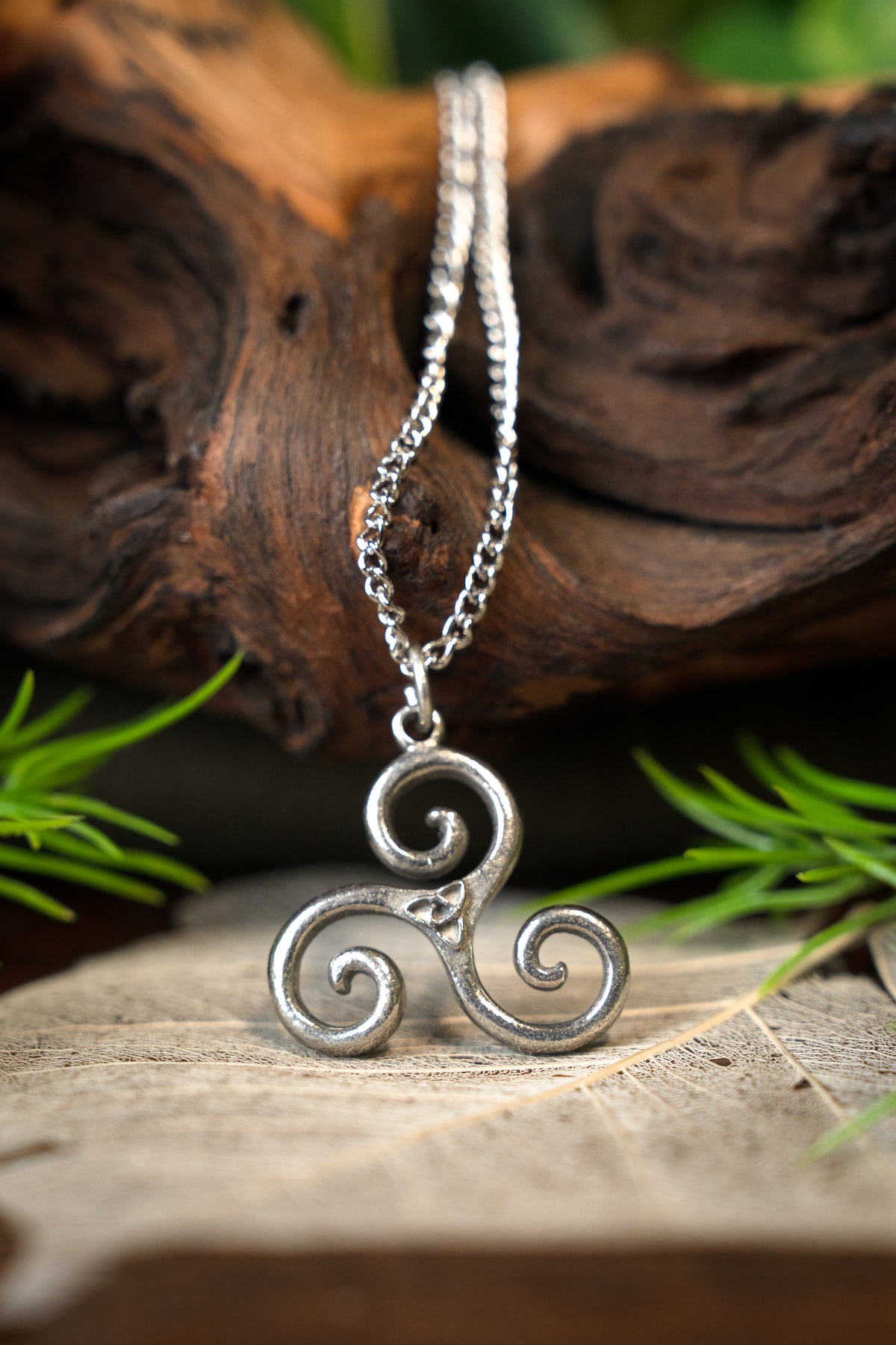 Triskelion-hänge, tenn