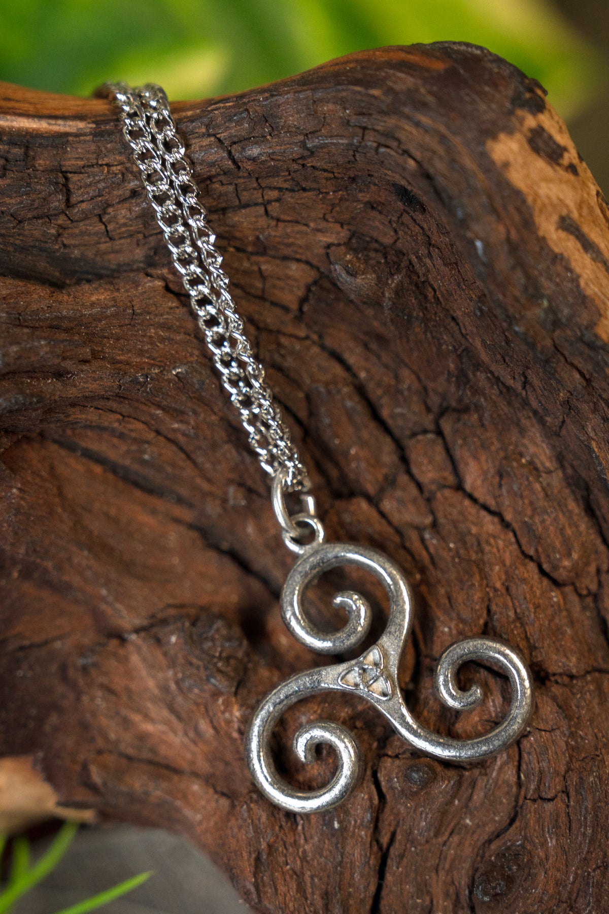 Triskelion-hänge, tenn