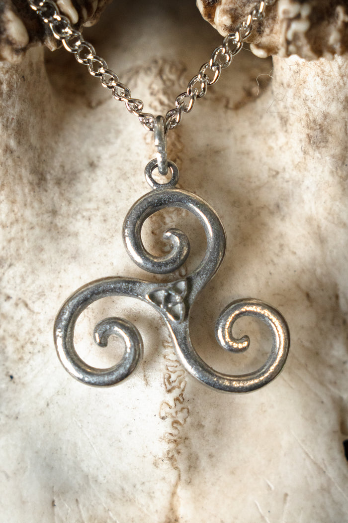 Triskelion-hänge, tenn