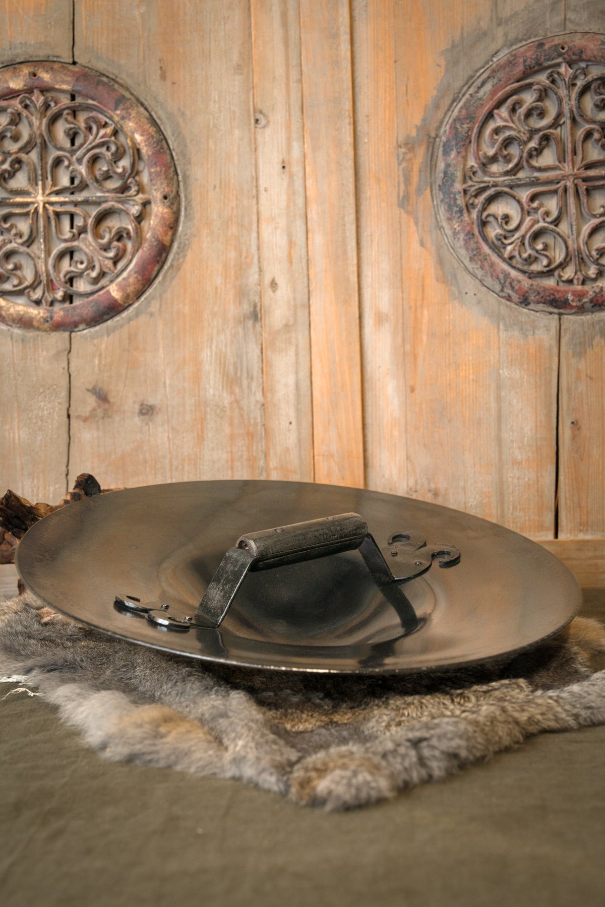 Spansk buckler, patineret, type IB