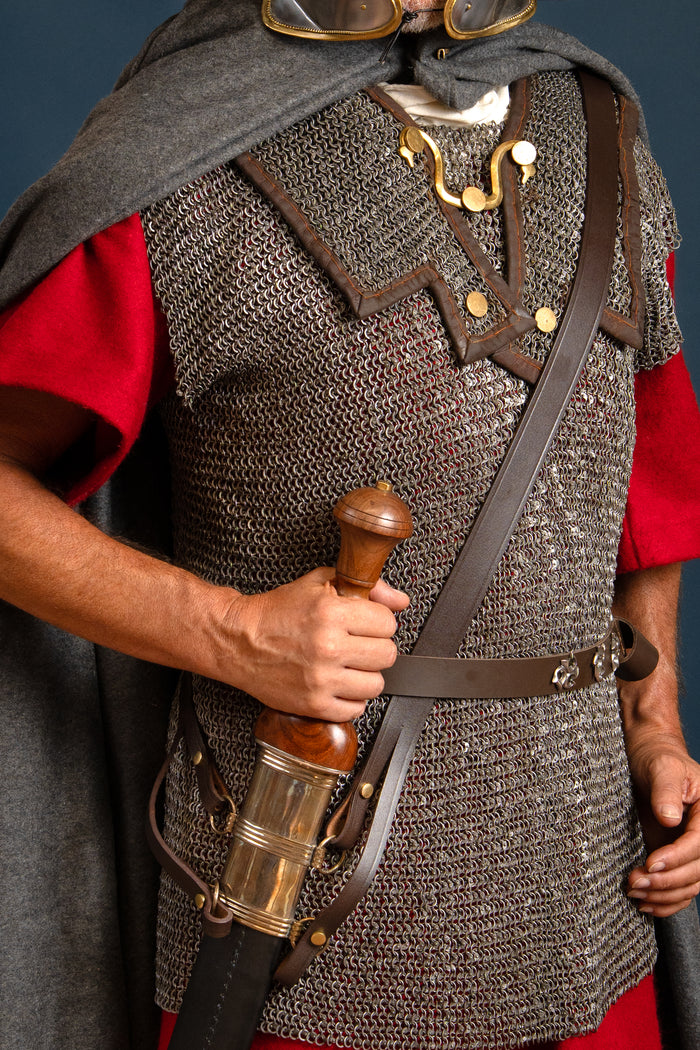 Leather shoulder strap for swords