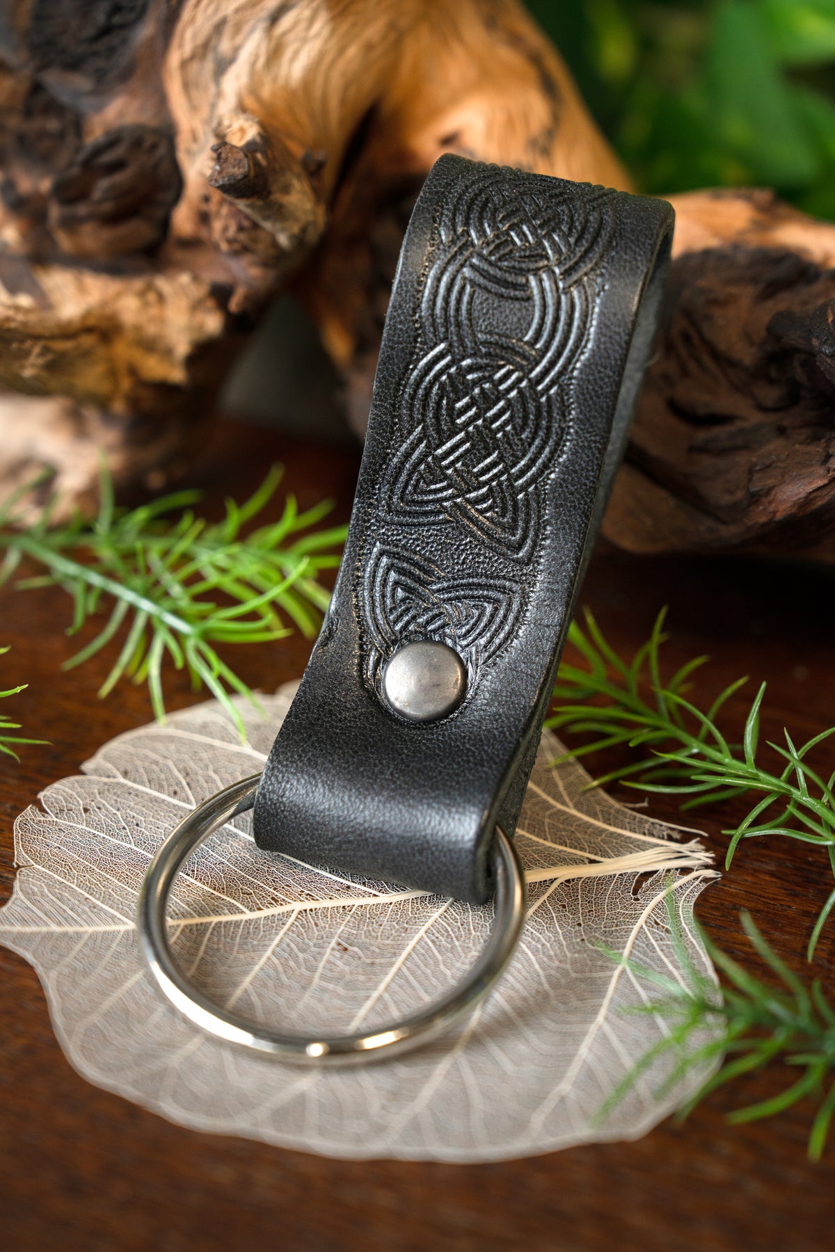 Celtic leather holder with ring, black