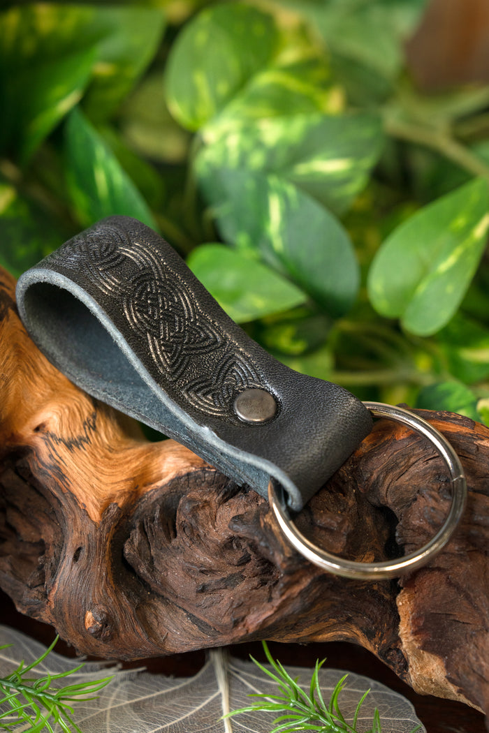 Celtic leather holder with ring, black