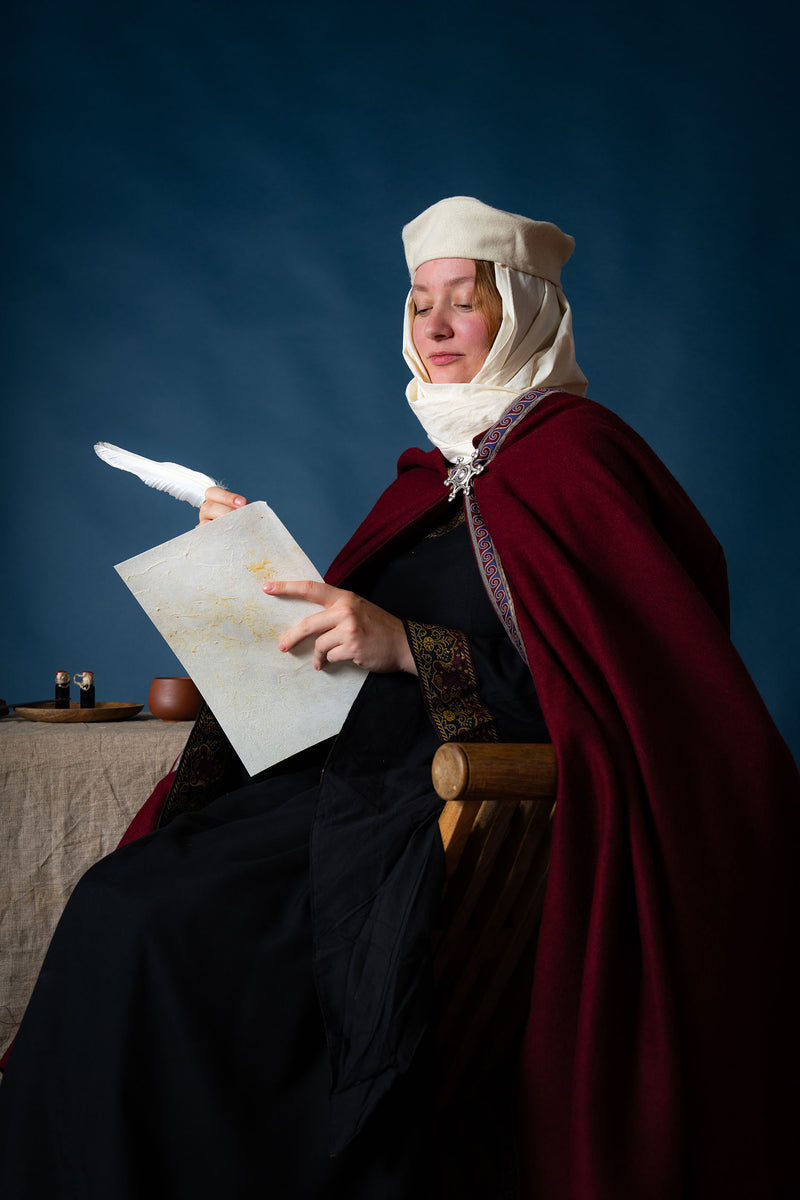 Broderad mantel Lyra, röd, ullmix