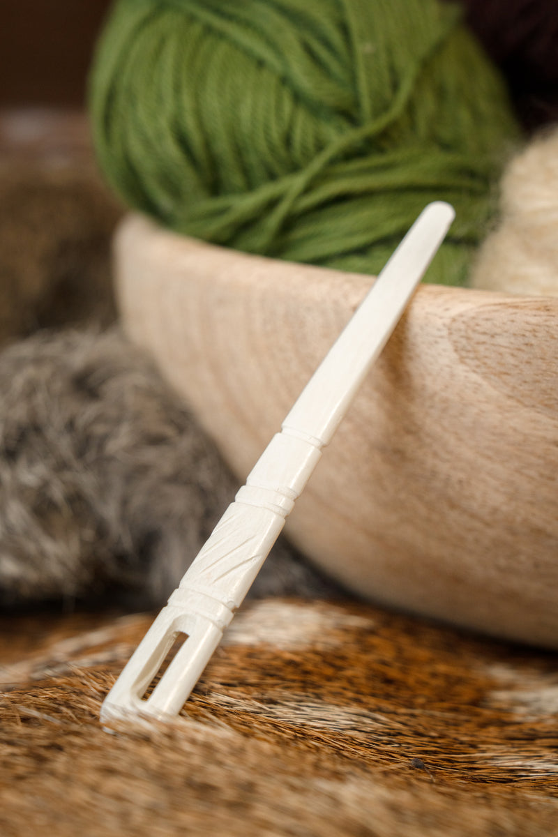 Ago decorato per naalbinding