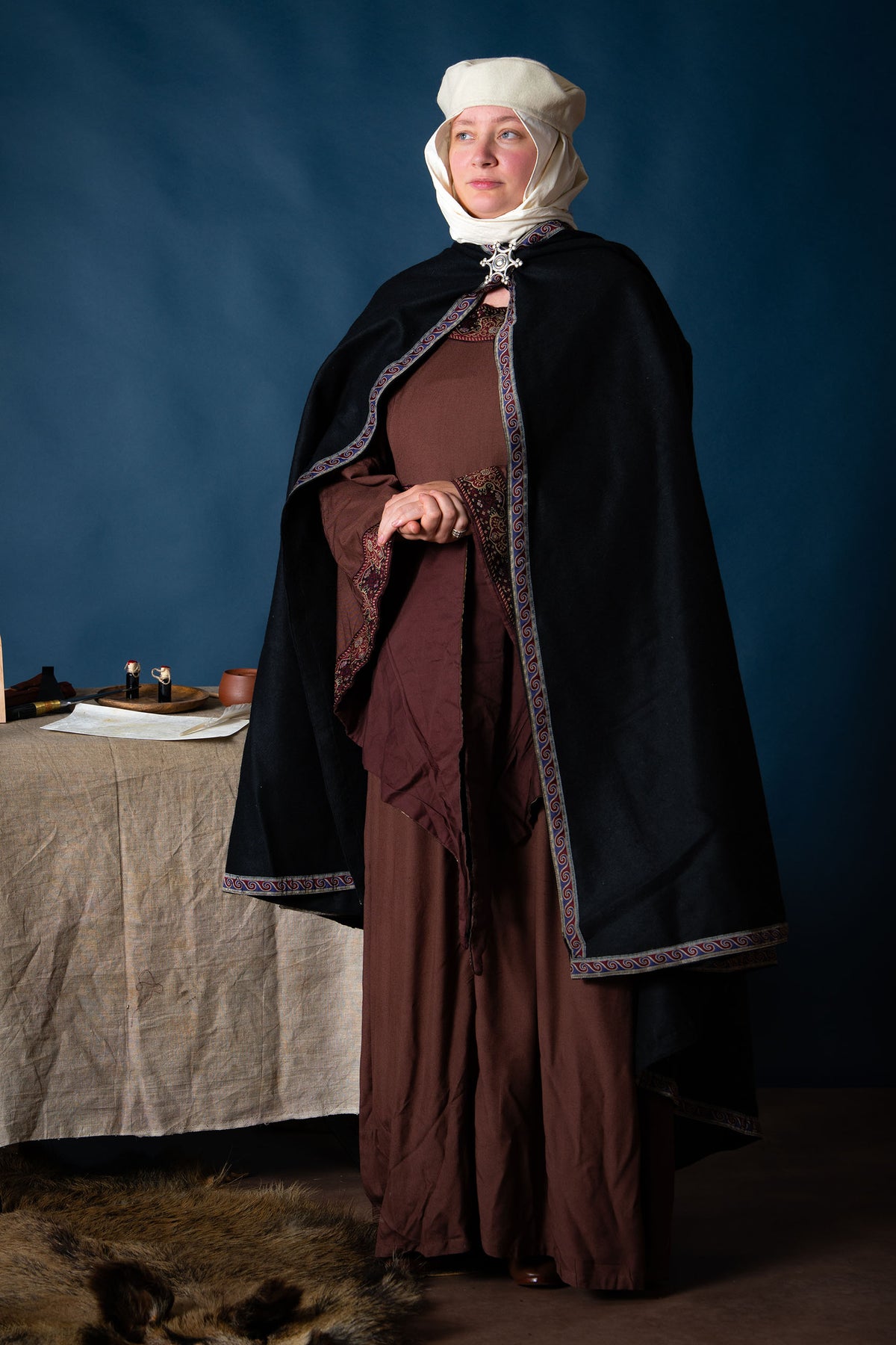 Broderet kappe Lyra, sort, uldblanding