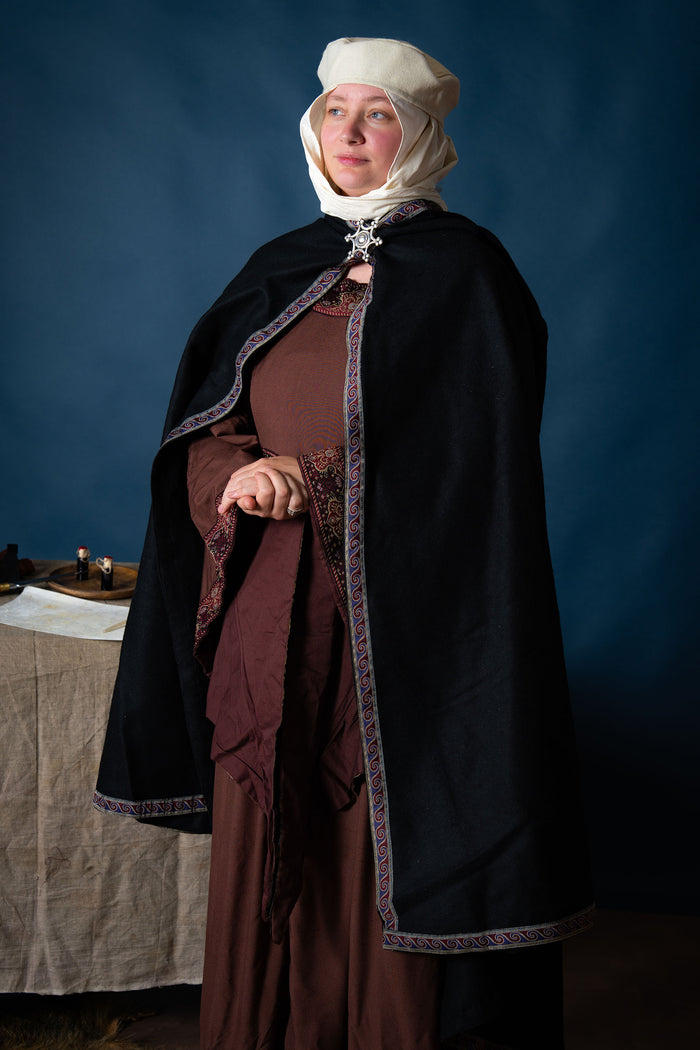 Broderet kappe Lyra, sort, uldblanding