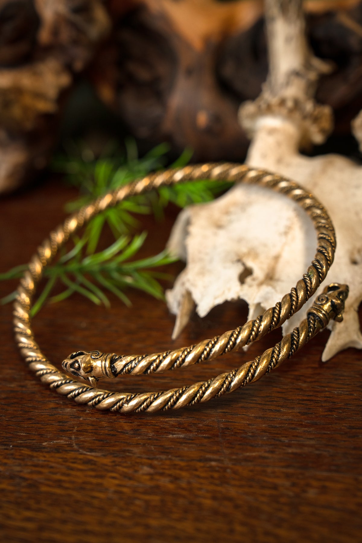 Brazalete vikingo para el brazo superior con cabezas de lobo, bronce