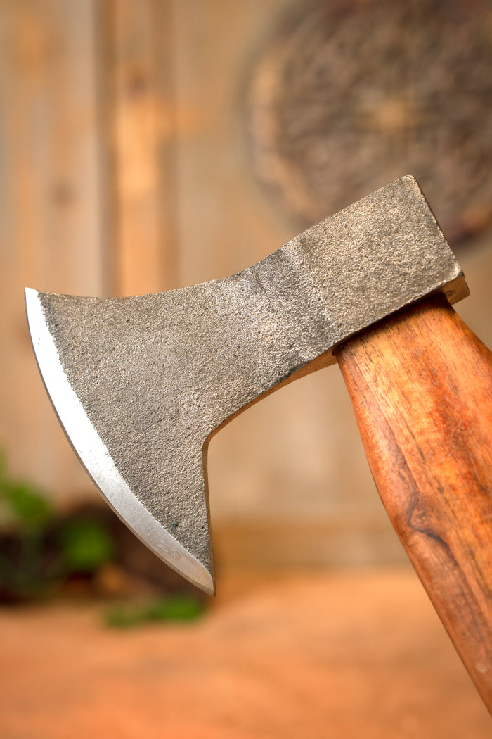 Hache d'usage médiévale, forgée à la main, semi-tranchante