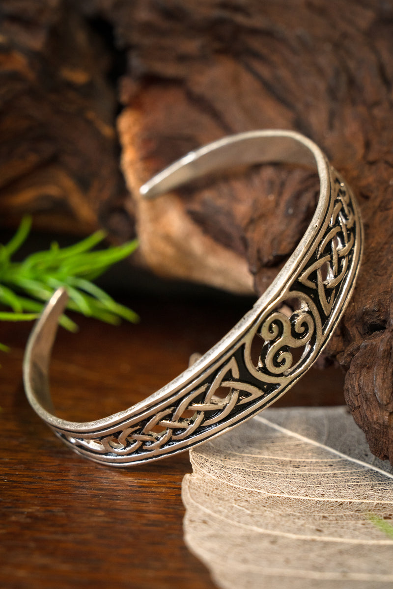 Brazalete celta estrecho con trisquelión, bronce plateado