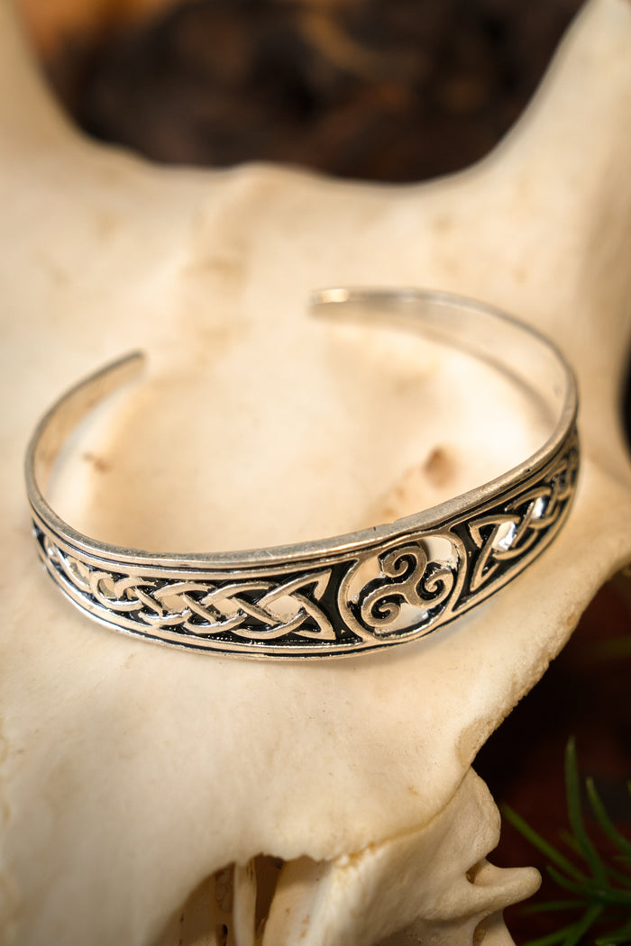 Brazalete celta estrecho con trisquelión, bronce plateado