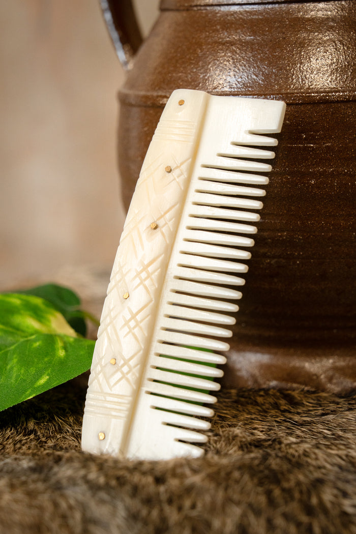 Benen Vikingkam met gestileerde motieven