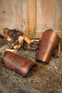 Skórzane karwasze z motywem smoka, ochraniacze przedramion, brązowe