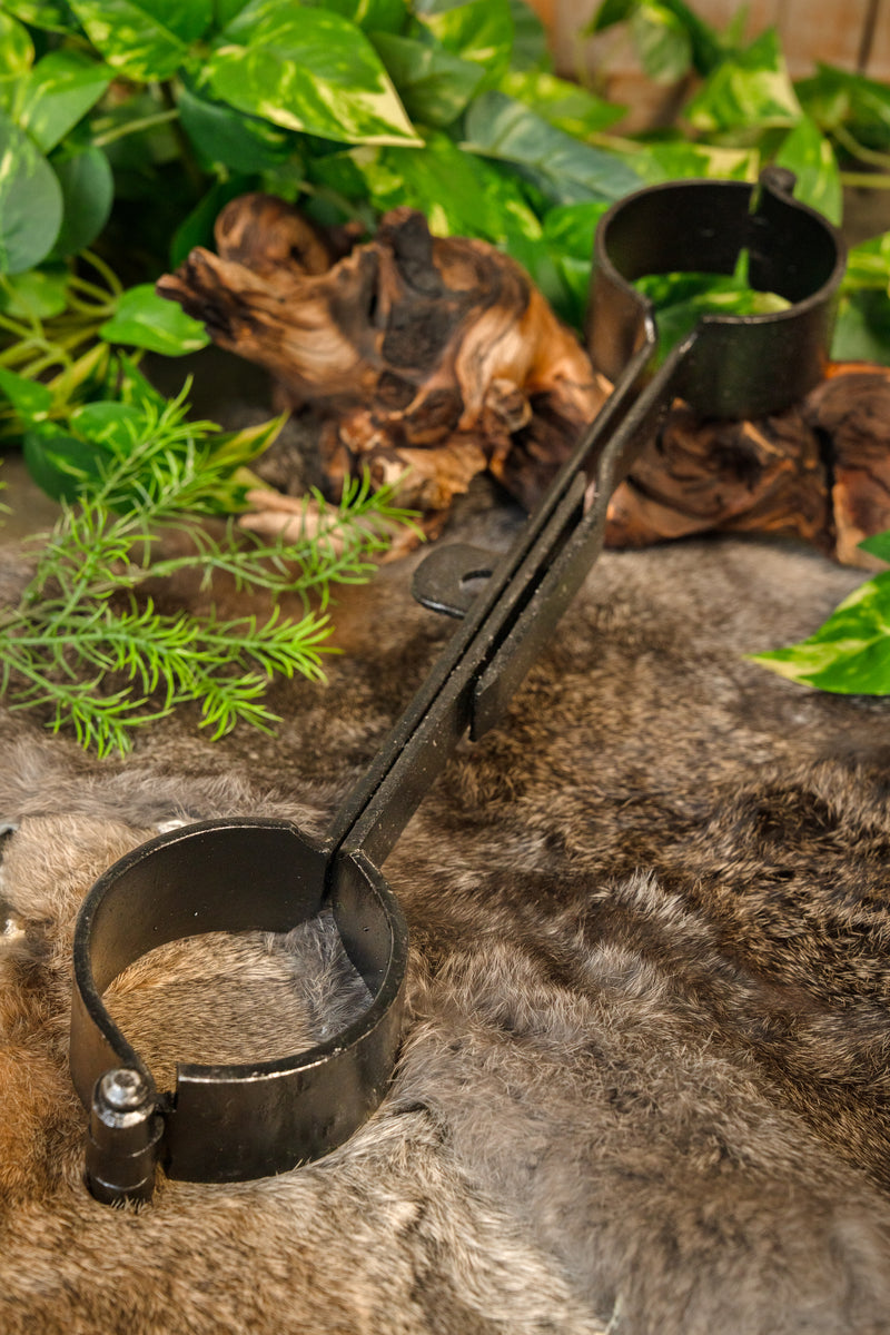 Mittelalterliche Handschellen mit Stange