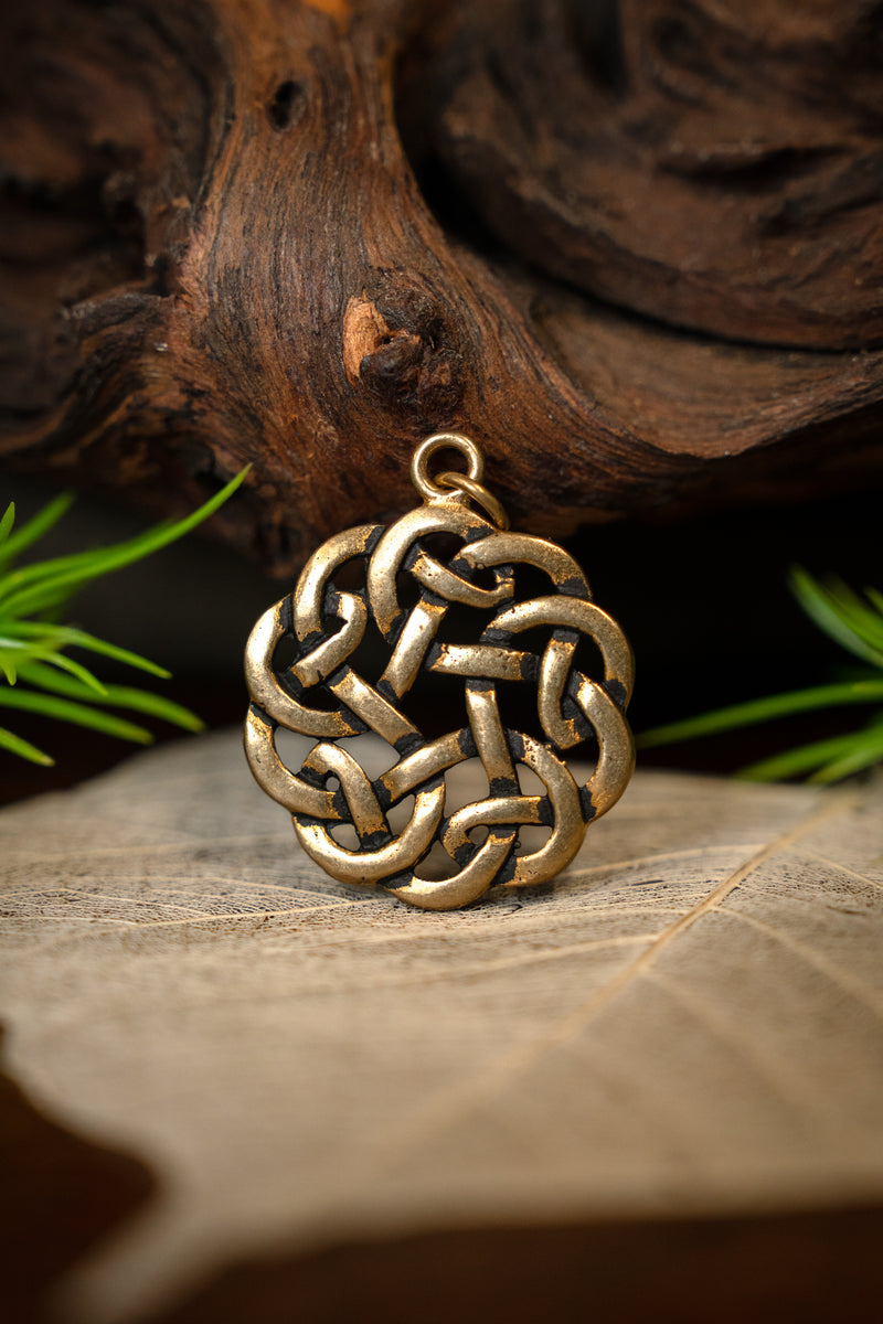 Amulet round Celtic knot, bronze