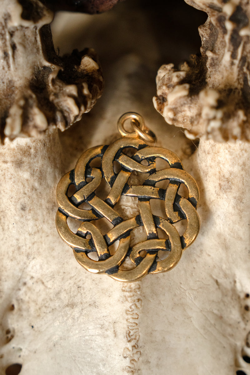Amulet round Celtic knot, bronze