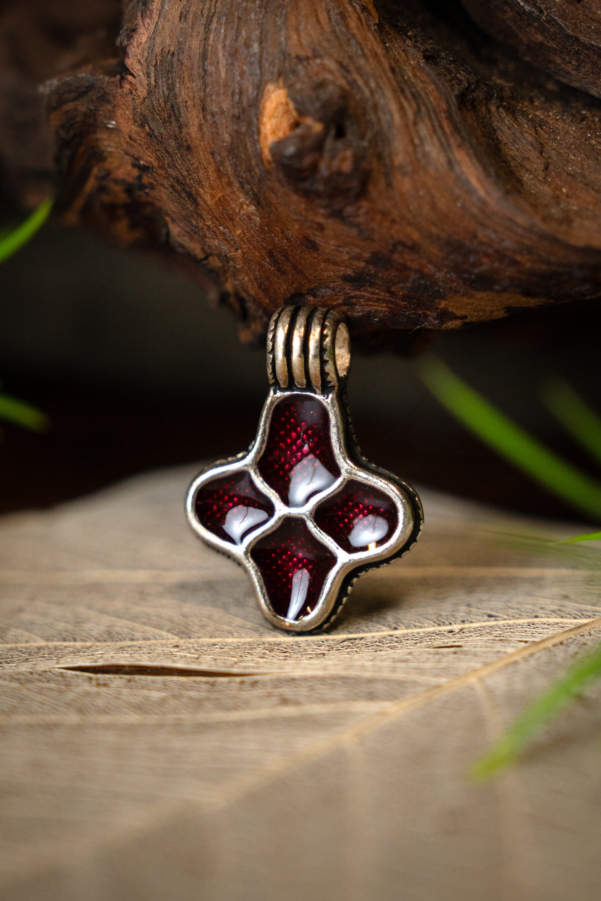 Cloisonné hanger Uppsala, verzilverd brons