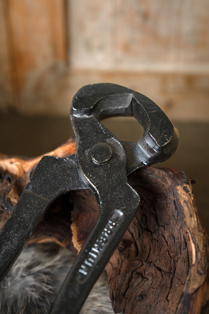 Pliers for wedge rivets