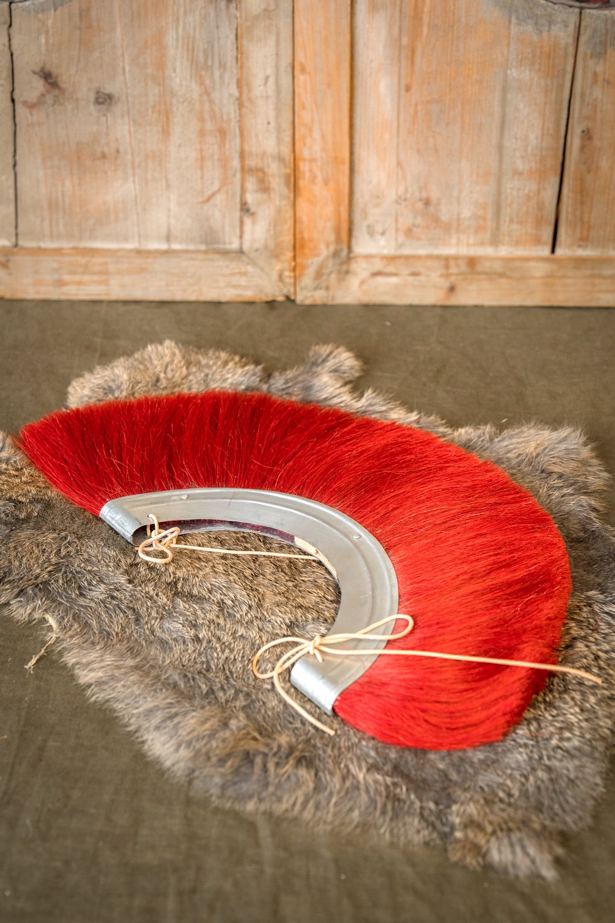 Rzymski grzebień do hełmu, czerwony, metalowa podstawa