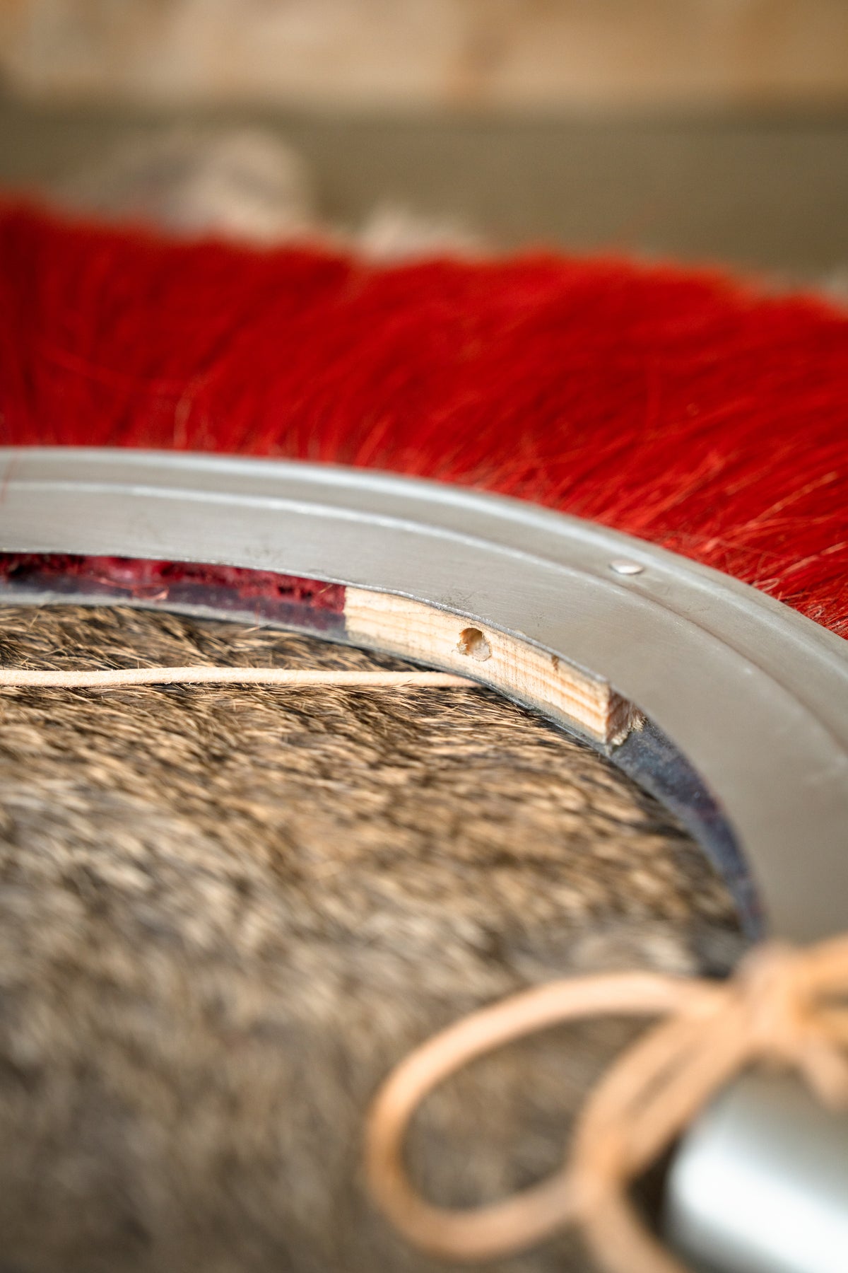 Rzymski grzebień do hełmu, czerwony, metalowa podstawa