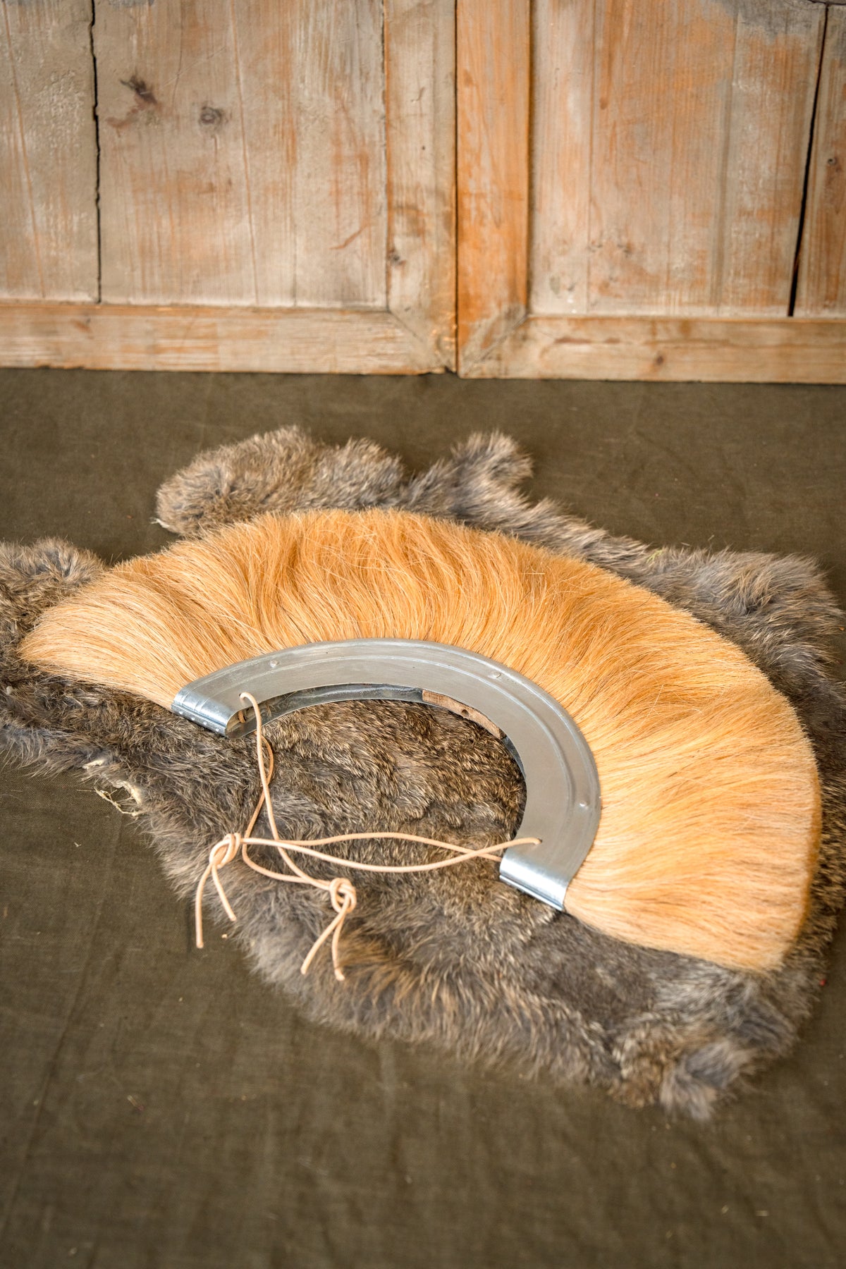 Romersk hjelmkam, hvid, metalbund