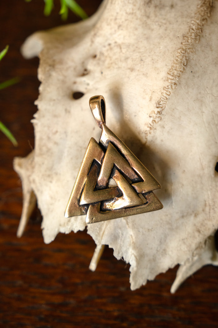 Bronzen Valknut, brons