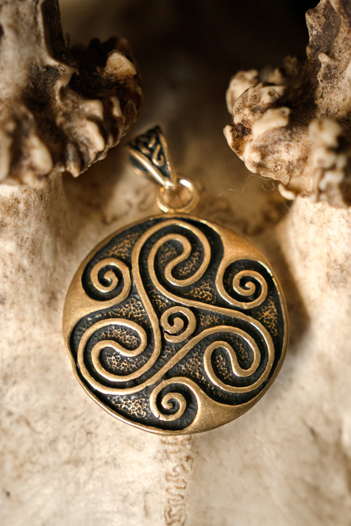 Amulet Celtic trisquelion, bronze