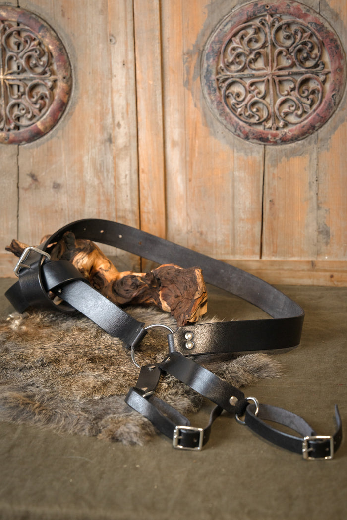 Traditionellt medeltida svärdsbälte