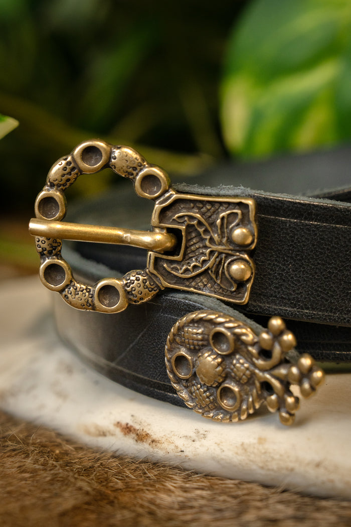 Cinturón del siglo XV con terminal (Londres), cuero negro, hebilla de latón, 165 cm