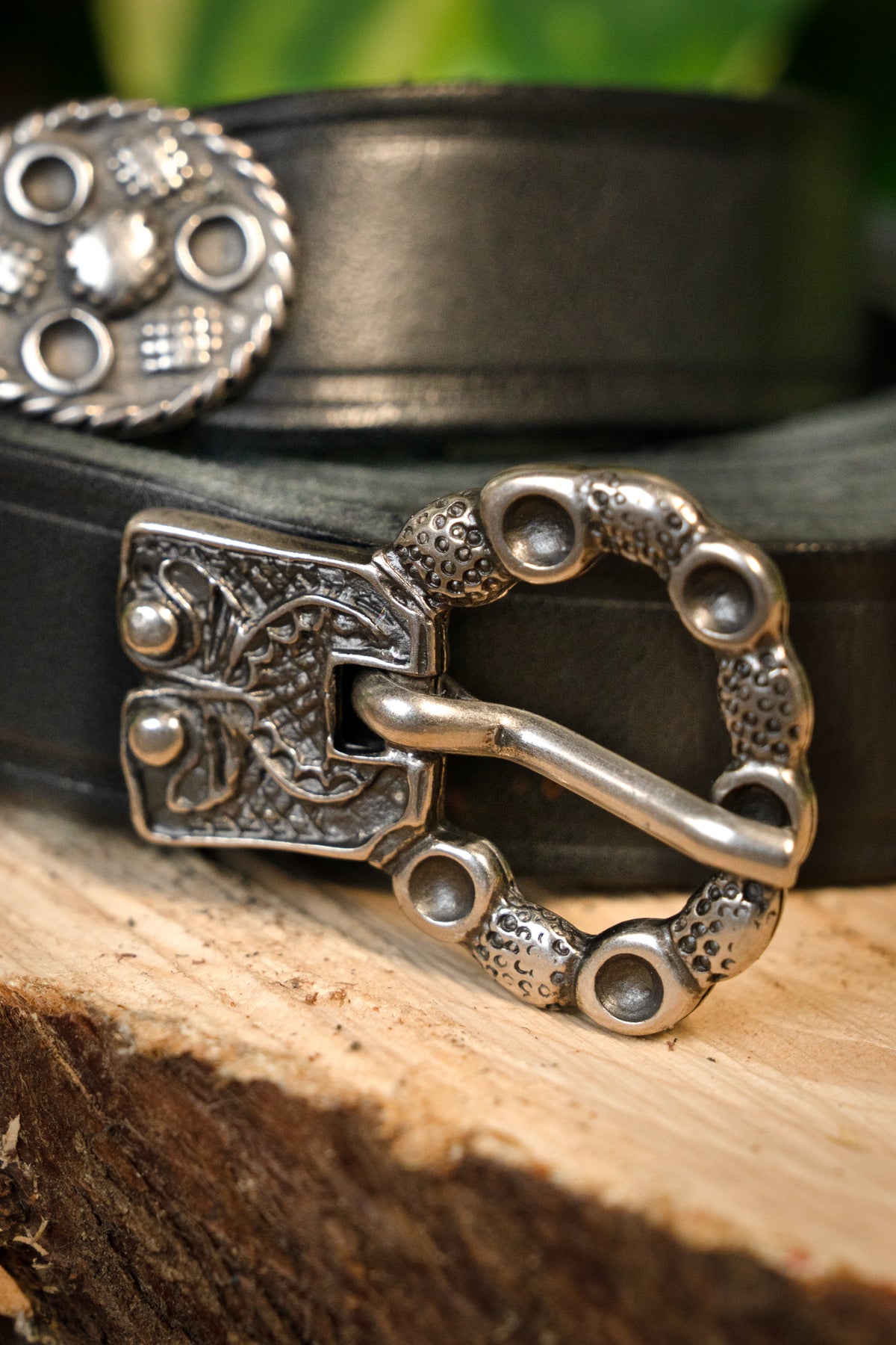 15th century belt with belt end London, black leather, silvered buckle, 165 cm