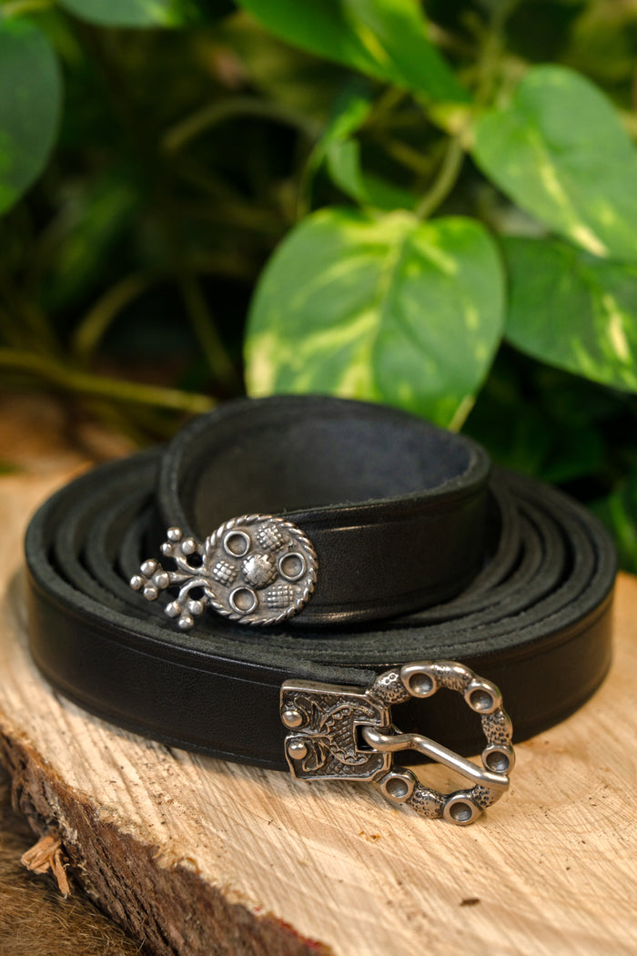 Gürtel aus dem 15. Jahrhundert mit Gürtelende London, schwarzes Leder, versilberte Schnalle, 165 cm