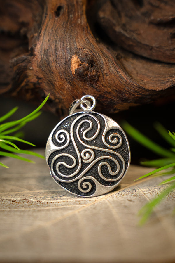 Amulett keltisk trisquelion, försilvrad brons