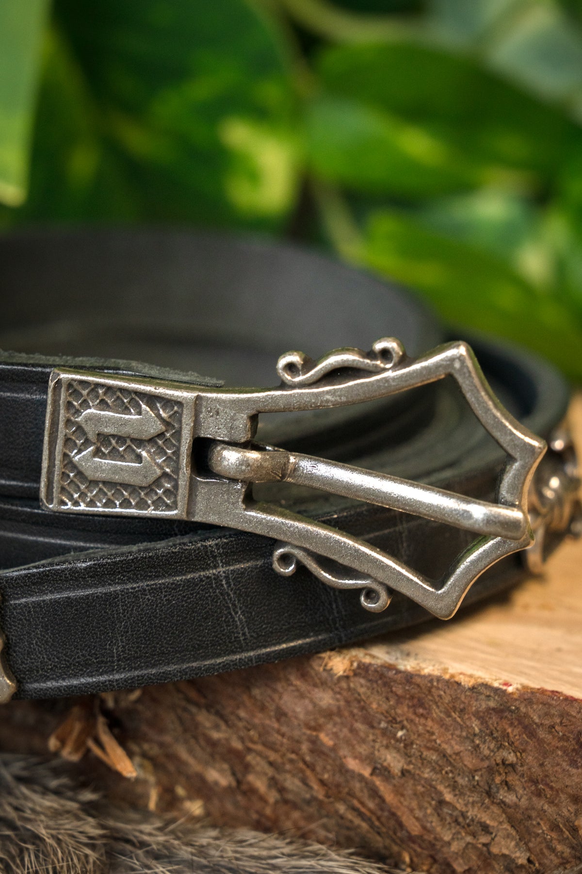 Lyxigt gotiskt bälte, svart läder, försilvrat, 151 cm