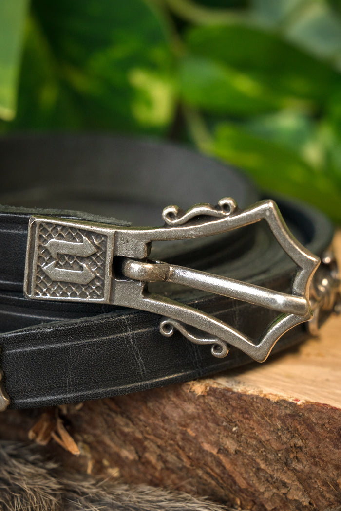 Lyxigt gotiskt bälte, svart läder, försilvrat, 151 cm