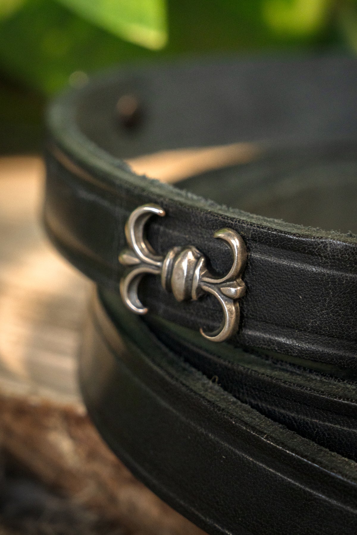 Lyxigt gotiskt bälte, svart läder, försilvrat, 151 cm