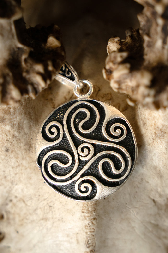 Amulette Triskelion celtique, bronze argenté