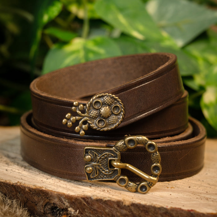15th century belt with belt end London, brown leather, brass buckle, 165 cm