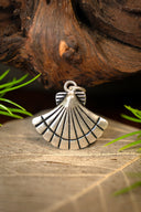 Mittelalterliches Jakobsmuschel Amulett, versilberte Bronze