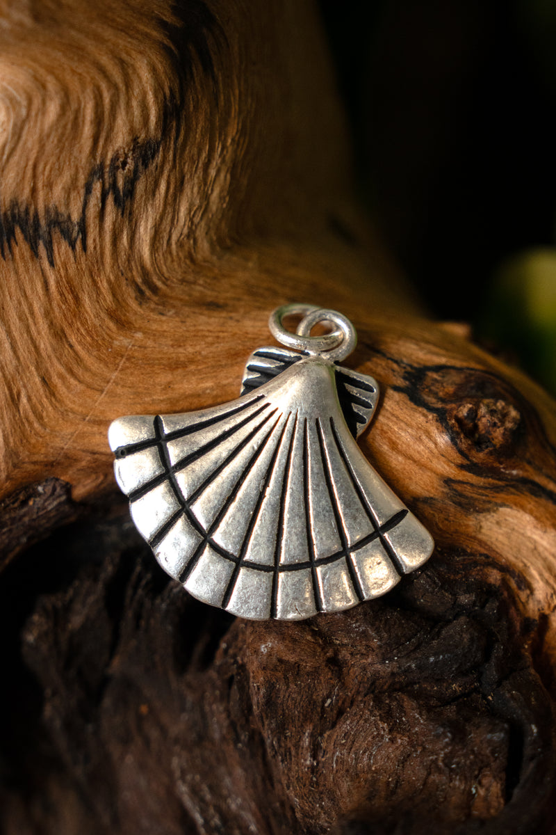 Mittelalterliches Jakobsmuschel Amulett, versilberte Bronze