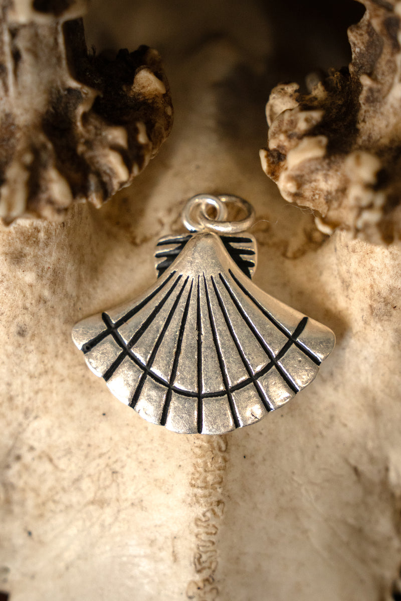 Mittelalterliches Jakobsmuschel Amulett, versilberte Bronze