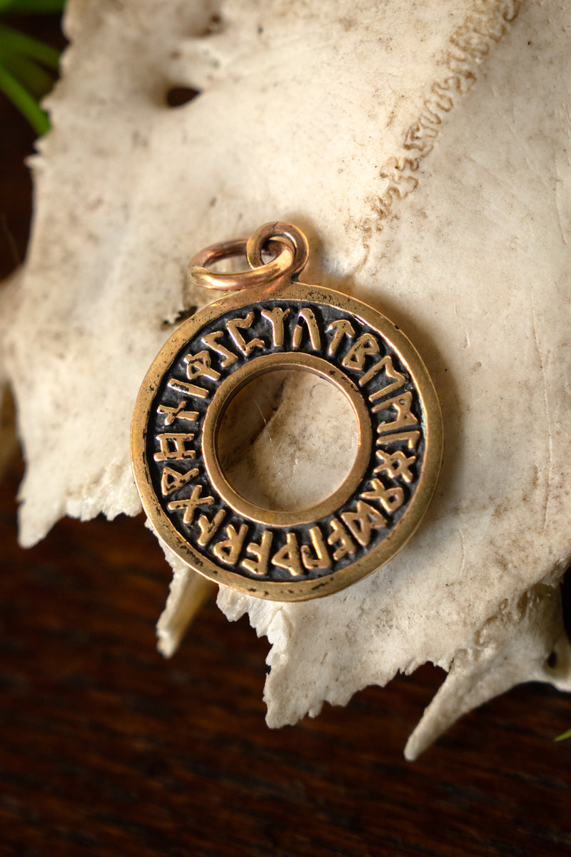 Futhark-vedhæng, bronze