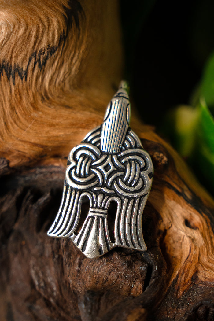 Zawieszka wikińskiego kruka z X wieku, posrebrzany brąz