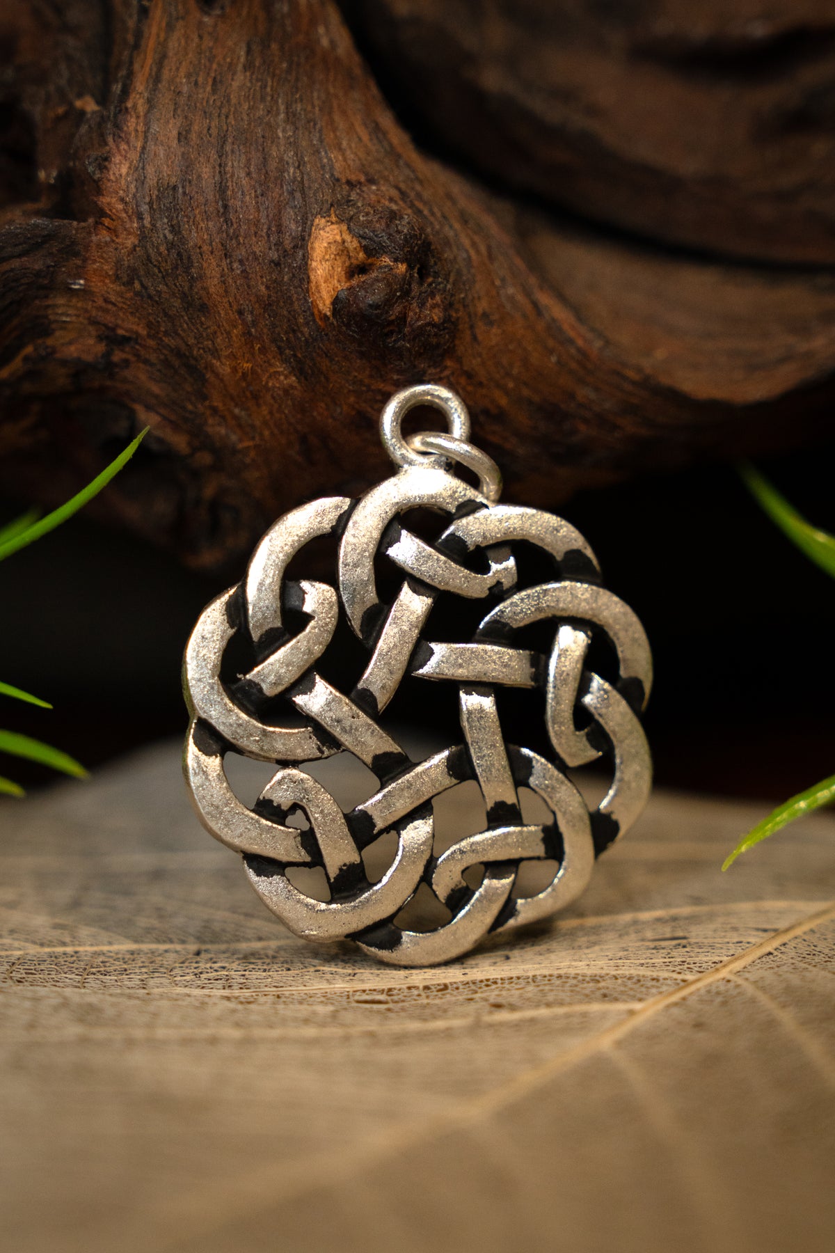 Amulet med rund keltisk knude, forsølvet bronze