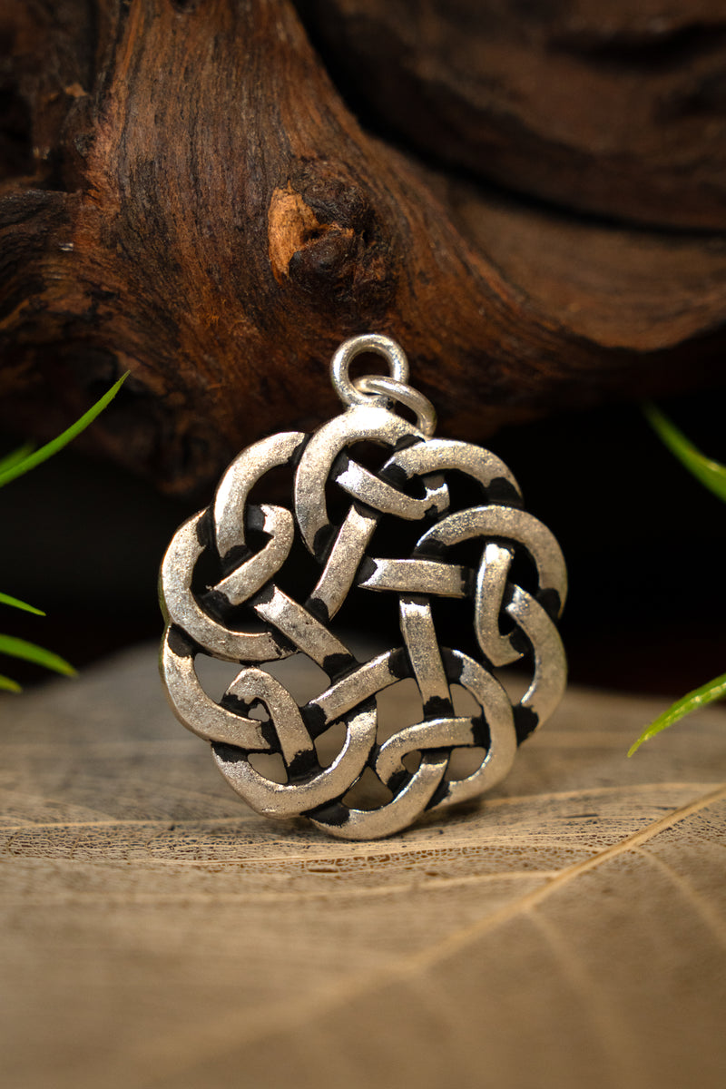 Amulett runder keltischer Knoten, versilberte Bronze